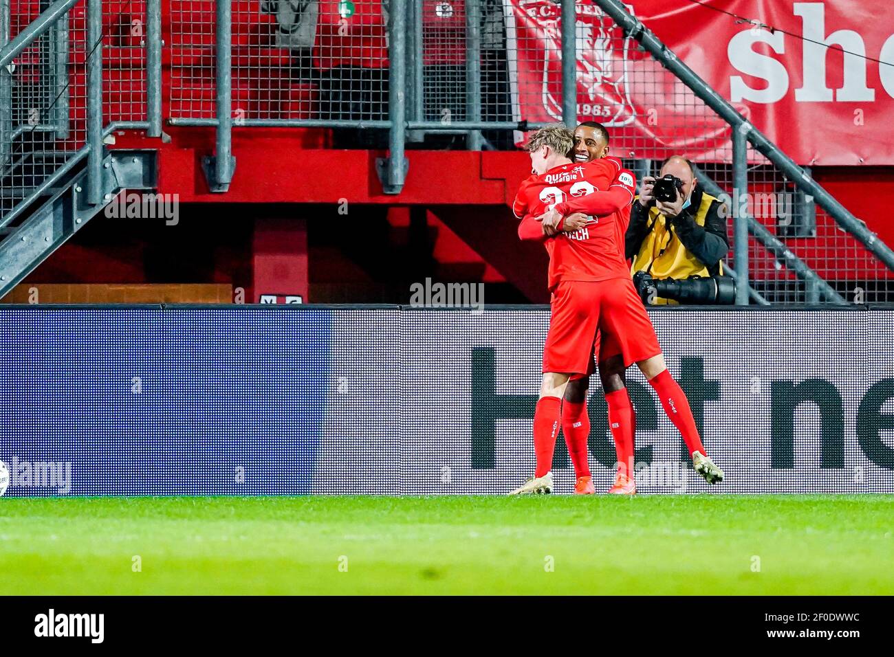 ENSCHEDE, PAESI BASSI - 6 MARZO: Jesse Bosch del FC Twente festeggia il suo obiettivo durante la partita olandese di Eredivisie tra il FC Twente e Willem II a Gol Foto Stock