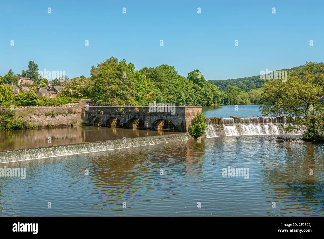 Horseshoe Weir al fiume Derwent del Belper North Mill, uno dei Derwent Valley Mills nel Derbyshire, Inghilterra, Regno Unito Foto Stock