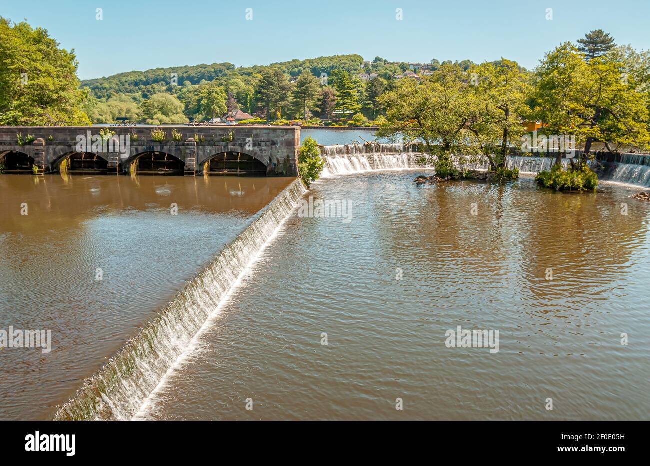 Horseshoe Weir al fiume Derwent del Belper North Mill, uno dei Derwent Valley Mills nel Derbyshire, Inghilterra, Regno Unito Foto Stock