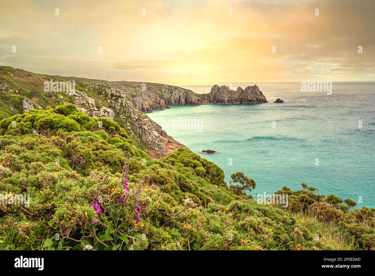 Tramonto in un paesaggio costiero vicino Porthcurno, Cornovaglia, Inghilterra, Regno Unito Foto Stock