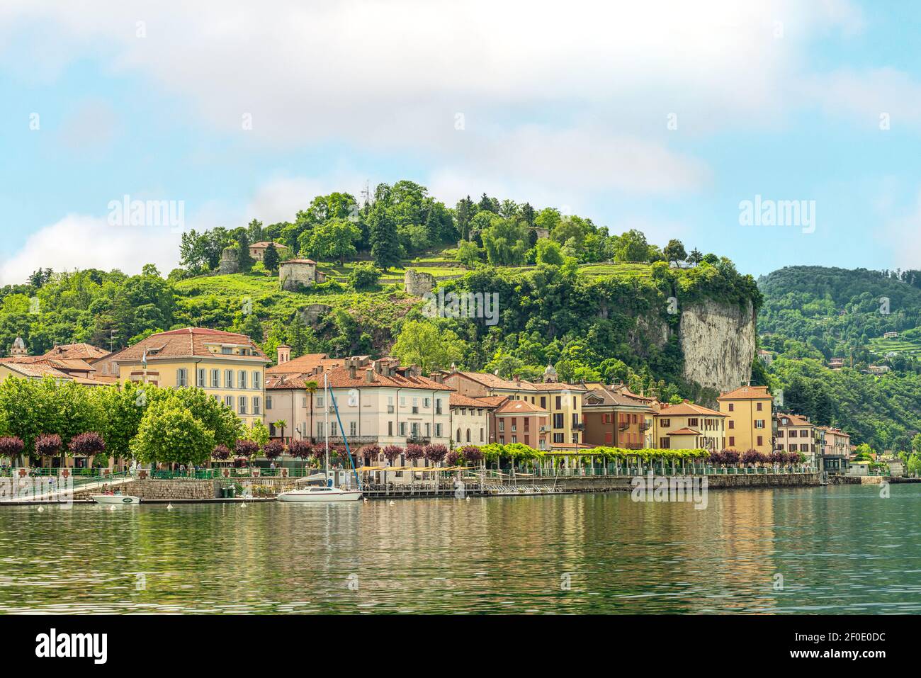 Lungomare di Arona al Lago maggiore, Lombardia, Italia, visto dal lago Foto Stock