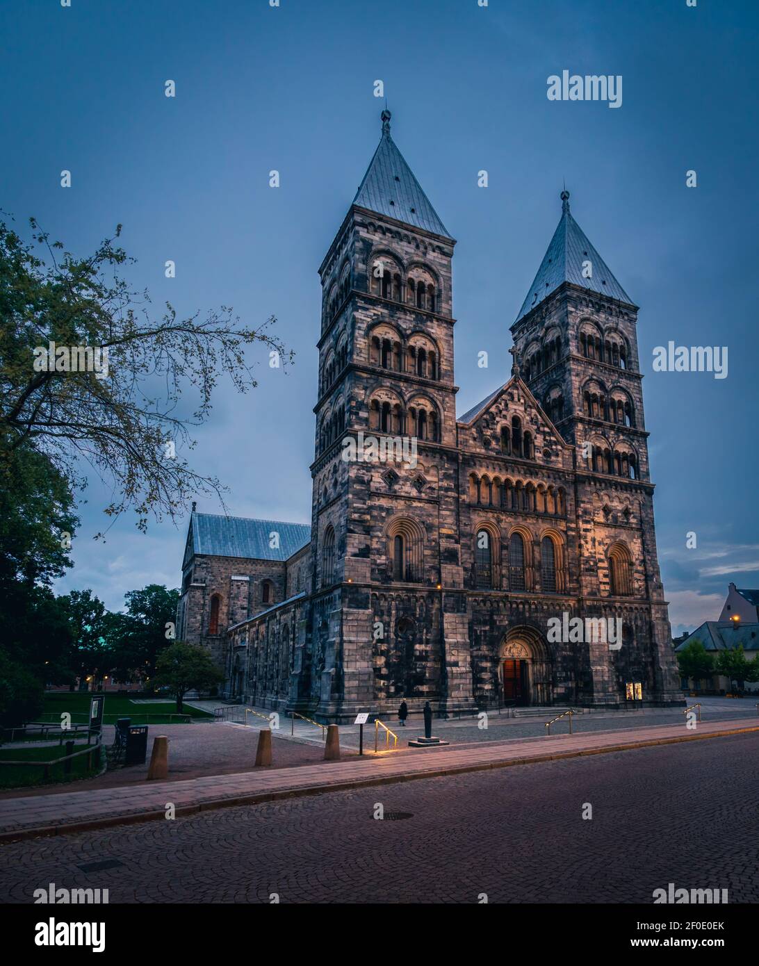 L'esterno della cattedrale di Lund durante una serata estiva a. La città medievale di Lund Svezia Foto Stock