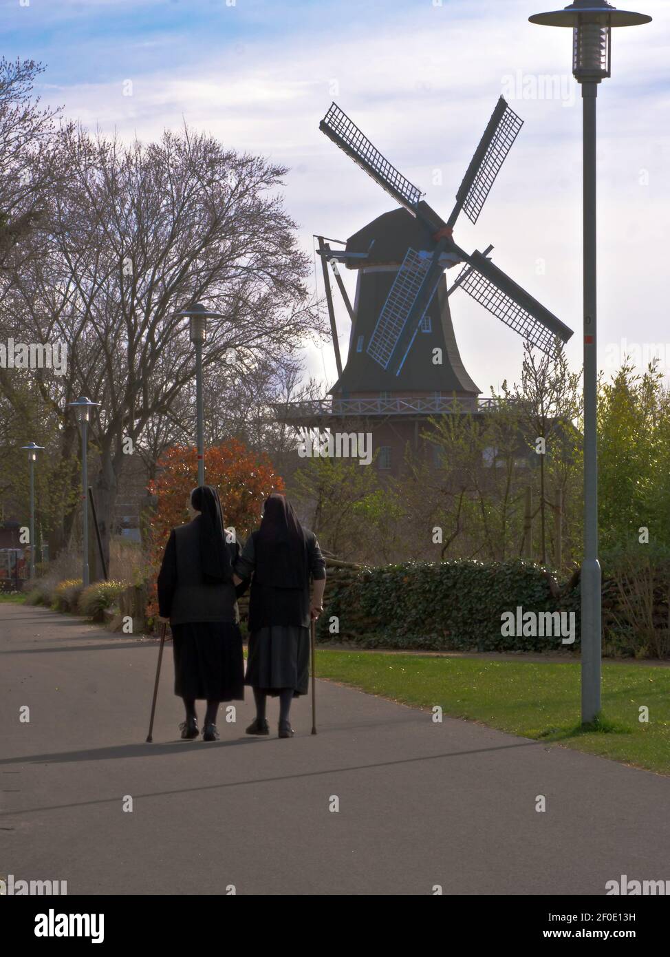Spaziergang vor der Windmühle Foto Stock