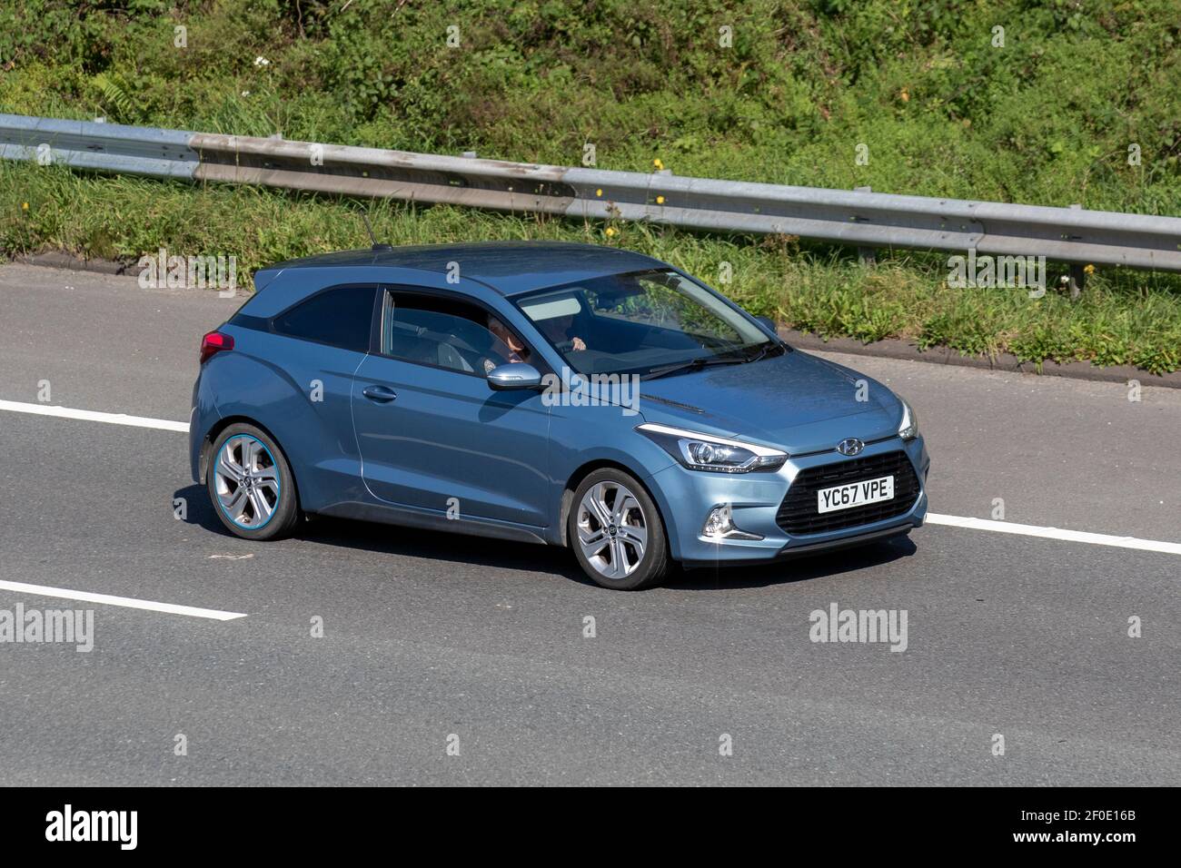 2017 Hyundai I20 Premium Nav T-GDI; traffico veicolare, veicoli in movimento, automobili, veicoli in circolazione su strade del Regno Unito, motori, motori sulla rete stradale autostradale M6 Foto Stock