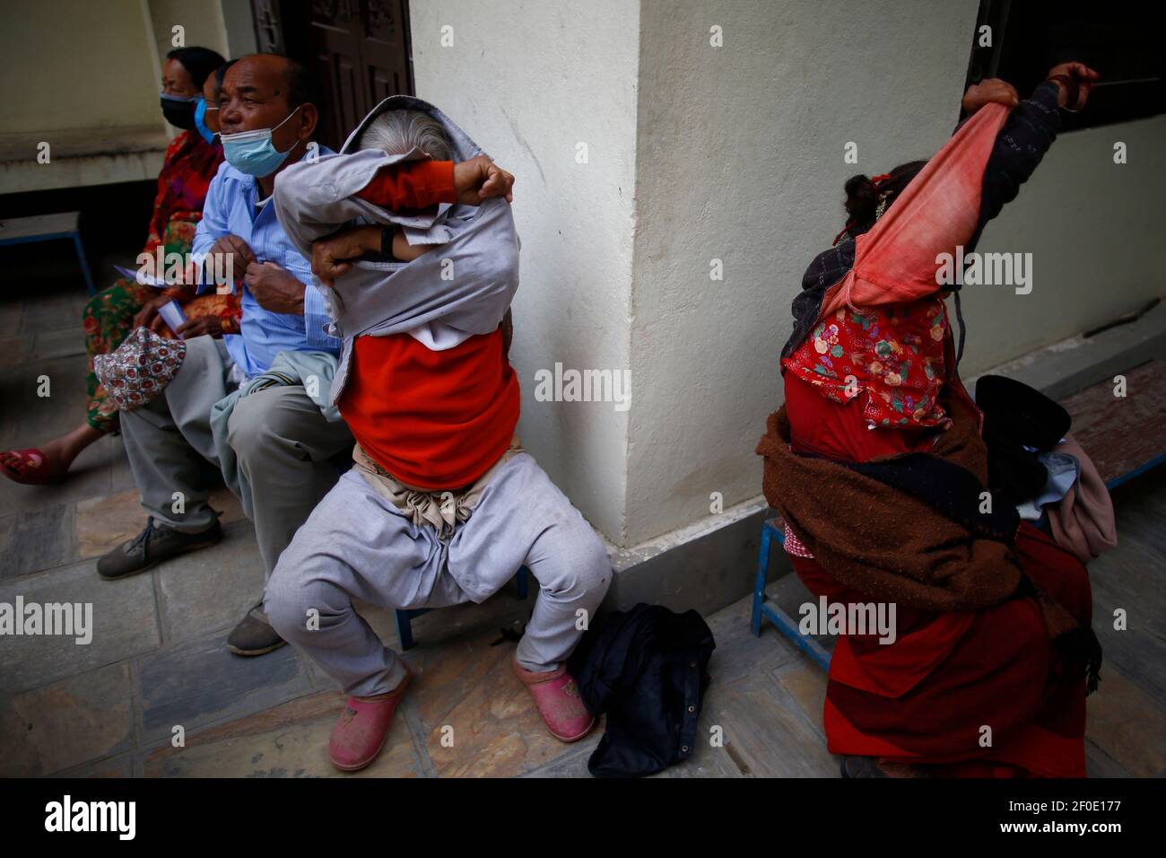 Lalitpur, Nepal. 7 Mar 2021. Gli anziani sopra i 65 anni si preparano a ricevere la loro prima vaccinazione del vaccino del coronavirus a Khokana a Lalitpur, Nepal, domenica 7 marzo 2021. Credit: Skanda Gautam/ZUMA Wire/Alamy Live News Foto Stock