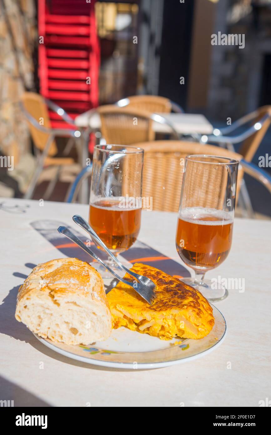 Omelette spagnola e due bicchieri di birra in terrazza. Spagna. Foto Stock