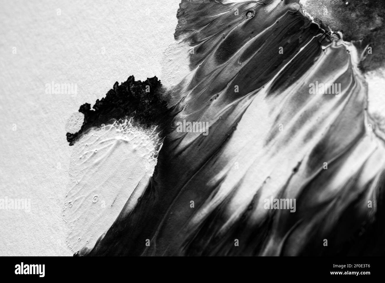 Fondo astratto di vernice acrilica o acquerello bianco e nero. La vernice bianca e nera può essere utilizzata per qualsiasi disegno. Foto Stock
