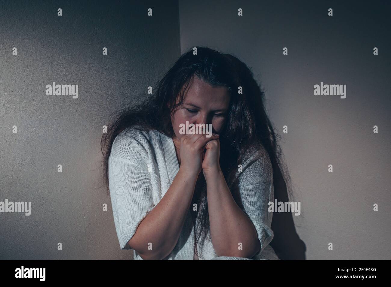 Giovane donna che soffre di una depressione grave o disturbo d'ansia, di distrazioni e di angoscia concetto Foto Stock