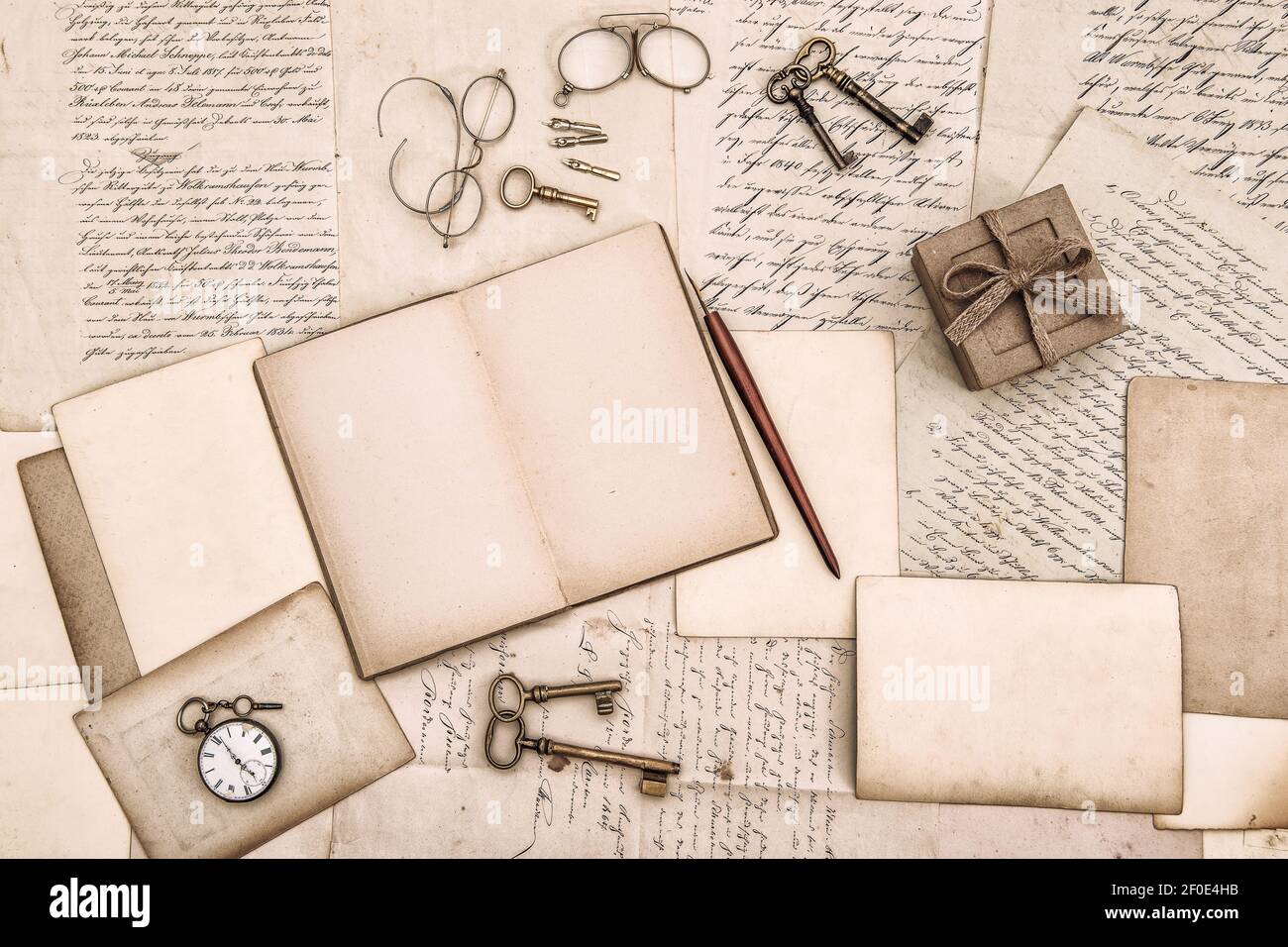 Aprire il libro e le vecchie lettere manoscritte. Sfondo piatto vintage Foto Stock