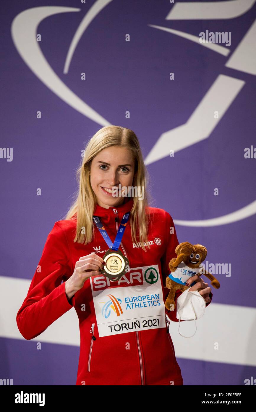 Il belga Elise Vanderelst festeggia sul podio dopo aver vinto la gara femminile di 1500m al Campionato europeo di atletica Indoor, a Torun, Polan Foto Stock