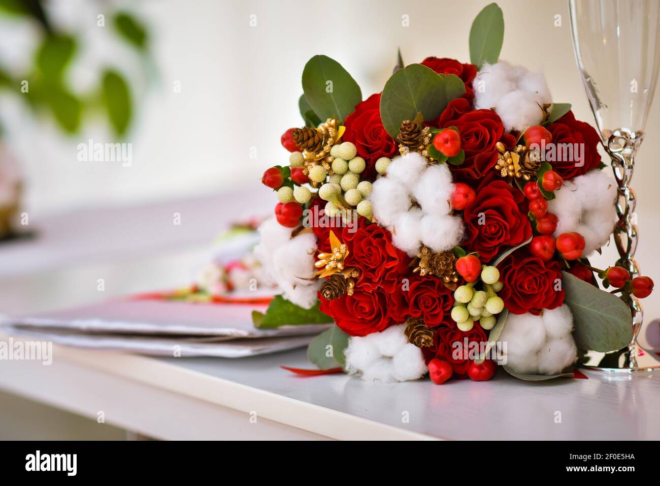fiori di nozze sul tavolo. Un certificato di matrimonio e un bicchiere. Foto Stock