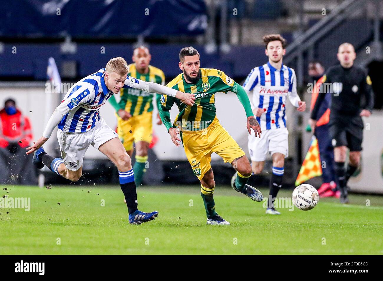 , - 6 MARZO: Jan Paul van Hecke di SC Heerenveen, Ricardo Kishna di ADO Den Haag durante la partita olandese di Eredivisie tra SC Heerenveen e ADO Den Foto Stock