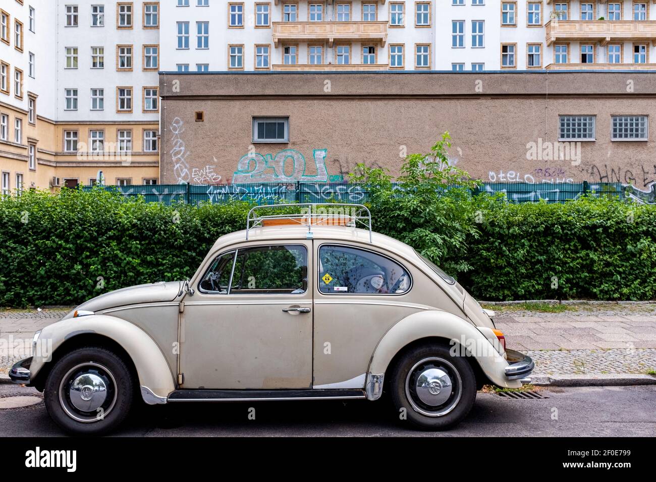 Berlino, Germania. Una Volkswagen Beatle parcheggiata all'interno di una strada residenziale a Friedrischshain. Foto Stock