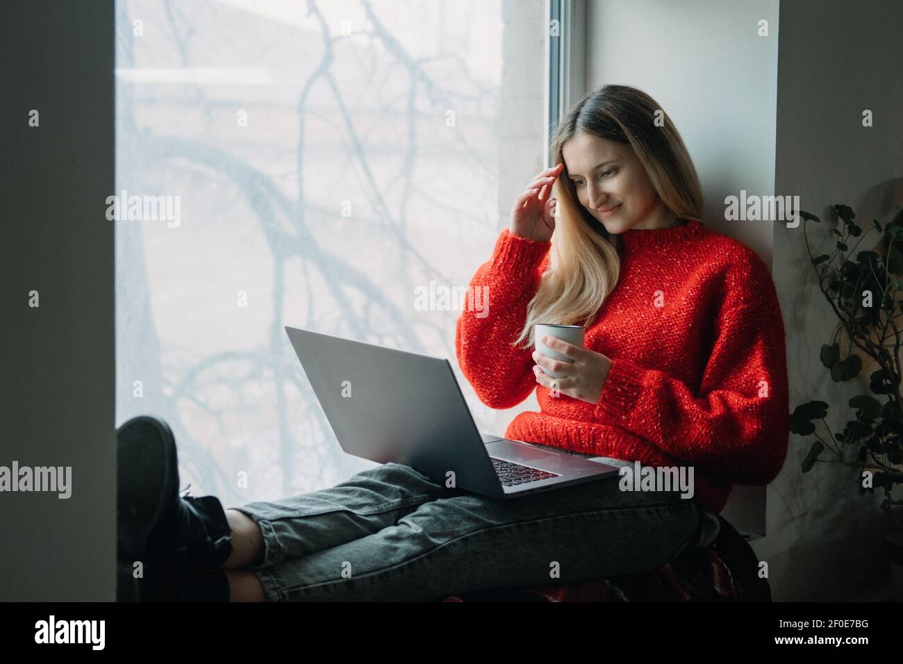 Donna che usa l'app online dating sul laptop. San Valentino, datazione, incontro durante l'epidemia di Coronavirus. Amore a distanza nel tempo del coronavirus. Foto Stock