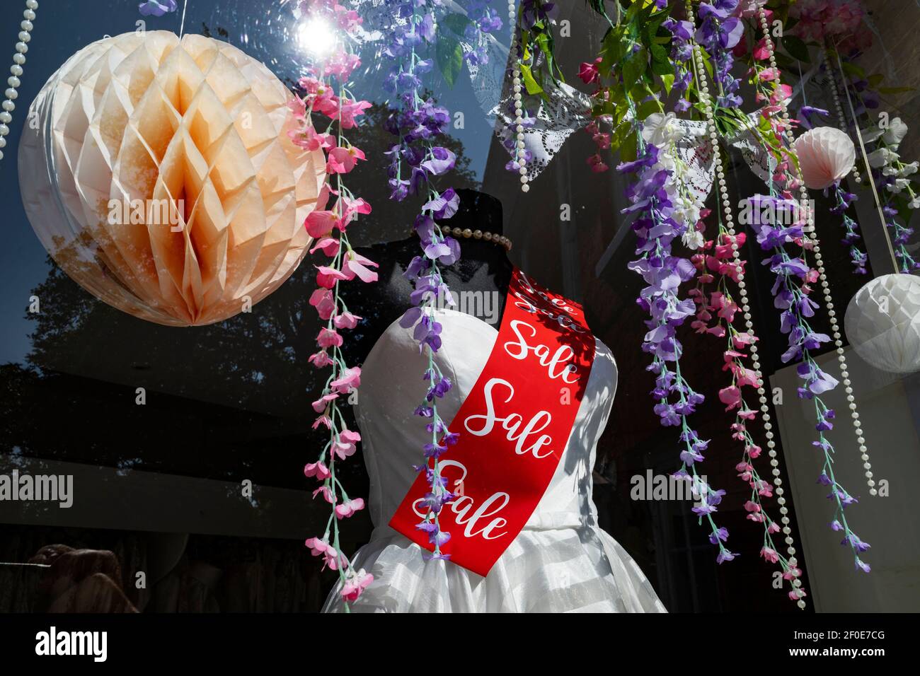 Vendita negozio di abiti da sposa Foto Stock