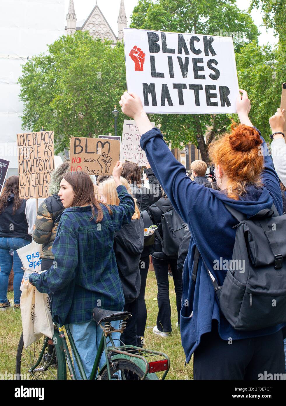 Un attivista anti-razzismo che tiene un cartello alla manifestazione Black Lives Matter in Parliament Square, Londra, Inghilterra. Foto Stock