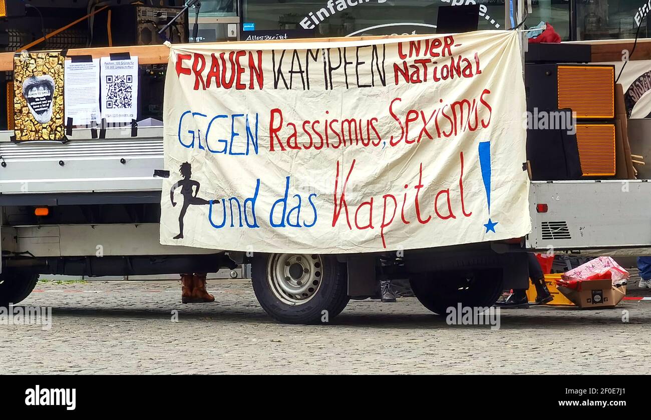 Le donne lottano a livello internazionale contro il razzismo, il sessismo e il capitale è scritto su un poster alla manifestazione della Giornata della donna. Braunschweig, Germania, 6 marzo Foto Stock