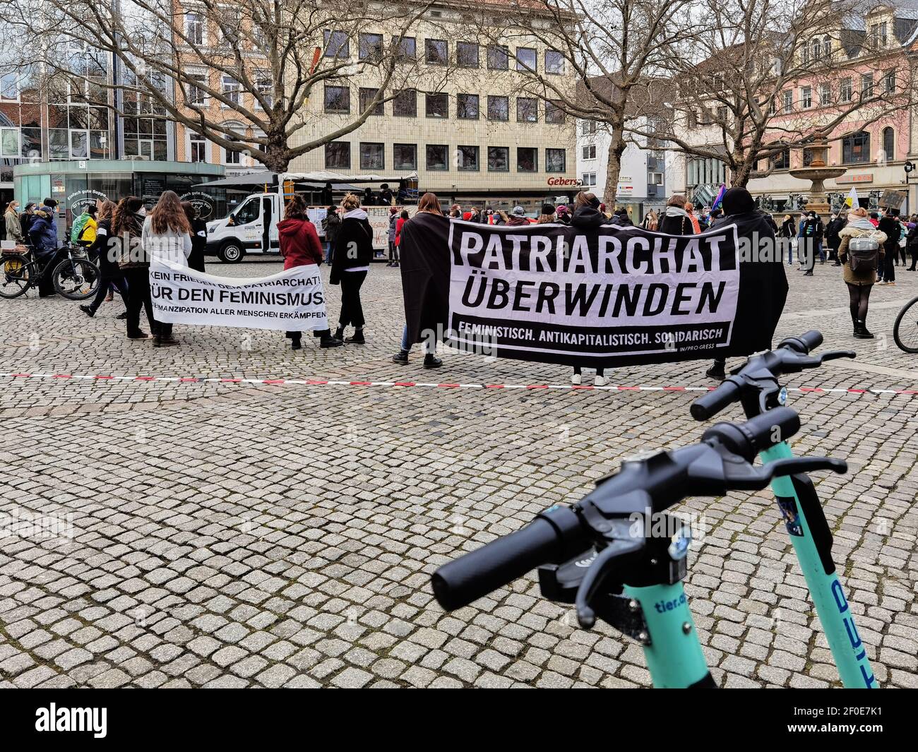 Inizio dell'assemblea della Giornata della Donna con un grande poster che chiede di superare la patriarcia. Braunschweig, Germania, 6 marzo 2021 Foto Stock