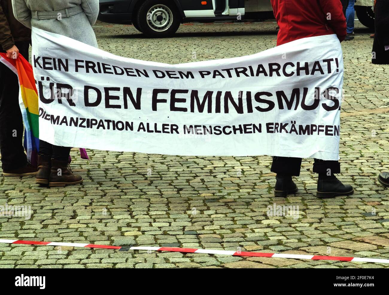 Nessuna pace per il patriarcato, per il femminismo, l'emancipazione di tutte le persone è scritta sul poster della manifestazione per la Giornata della donna. Braunschweig, Germania Foto Stock