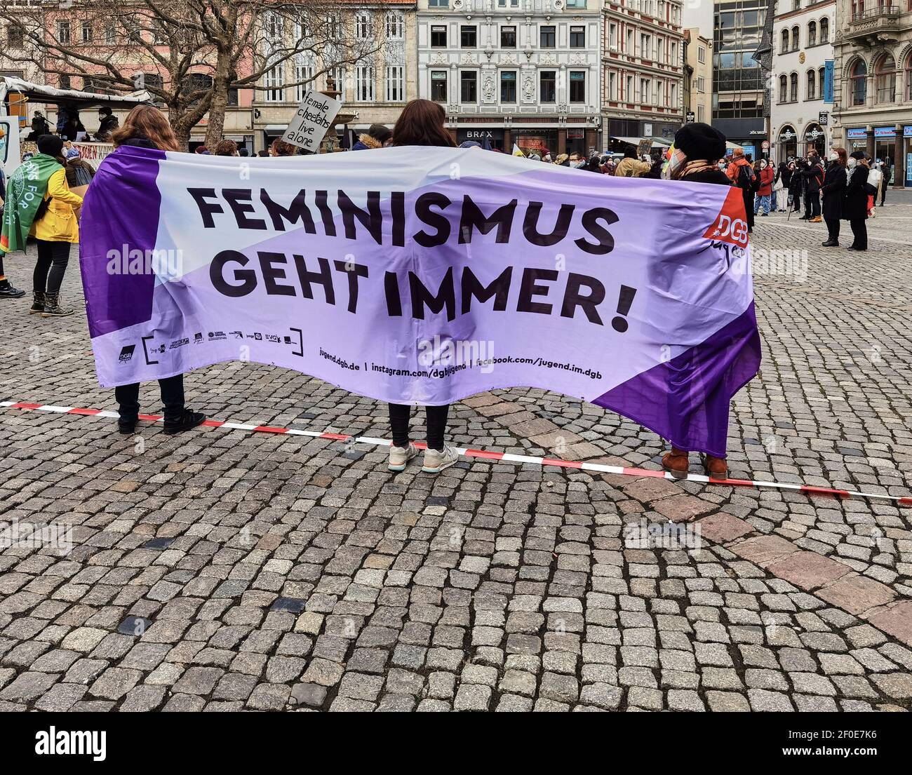 Il femminismo è sempre possibile, è scritto sul poster alla dimostrazione per la Giornata della Donna. Braunschweig, Germania, 6 marzo 2021 Foto Stock