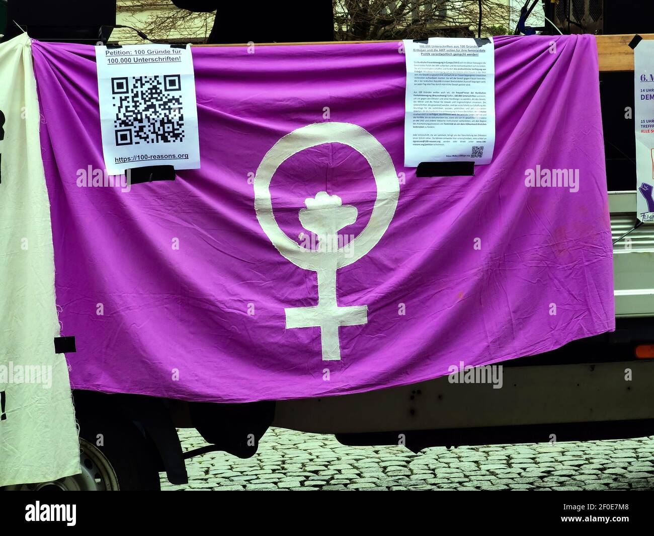 Segno per il femminismo violento su un panno viola alla dimostrazione della Giornata della Donna. Braunschweig, Germania, 6 marzo 2021 Foto Stock