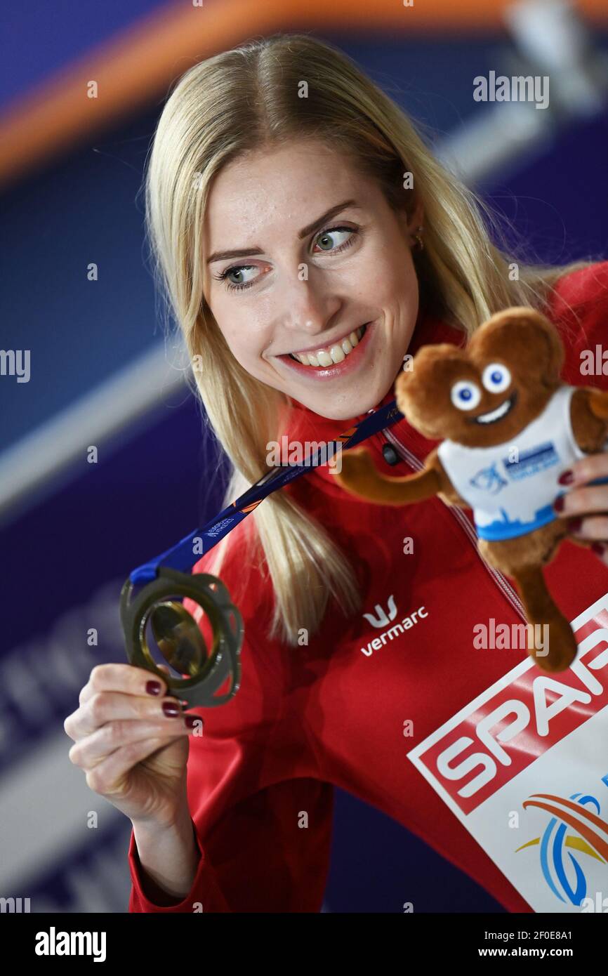 Il belga Elise Vanderelst festeggia sul podio dopo aver vinto la gara femminile di 1500m al Campionato europeo di atletica Indoor, a Torun, Polan Foto Stock