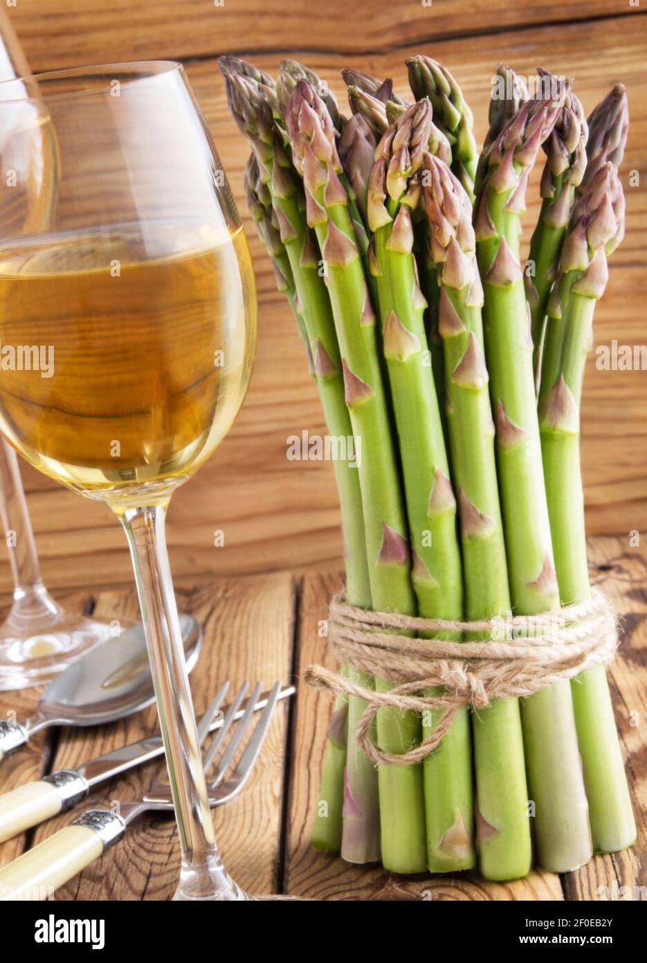 Asparagi verdi e vino bianco in primo piano Foto Stock