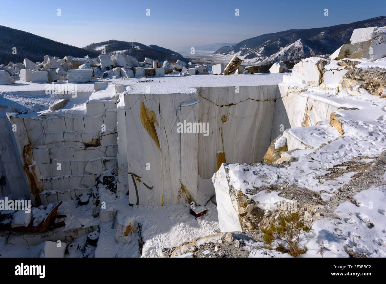 Blocchi di marmo in cava di Buguldeyka abbandonata in inverno soleggiato giorno, Russia Foto Stock