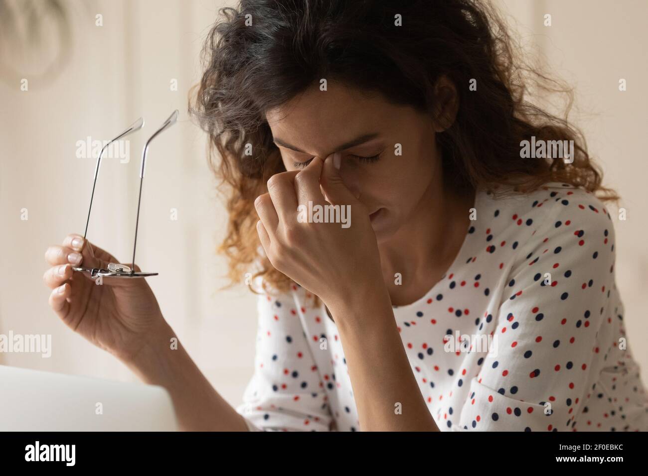 La giovane donna soffre di problemi di vista capogiro cattiva vista Foto Stock