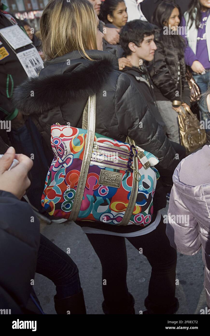 Una donna porta una borsa Coach Poppy a Times Square a New York sabato 16  gennaio 2010. Le vendite di borse womenÕs sono in calo del 20% rispetto  alle vendite tre anni