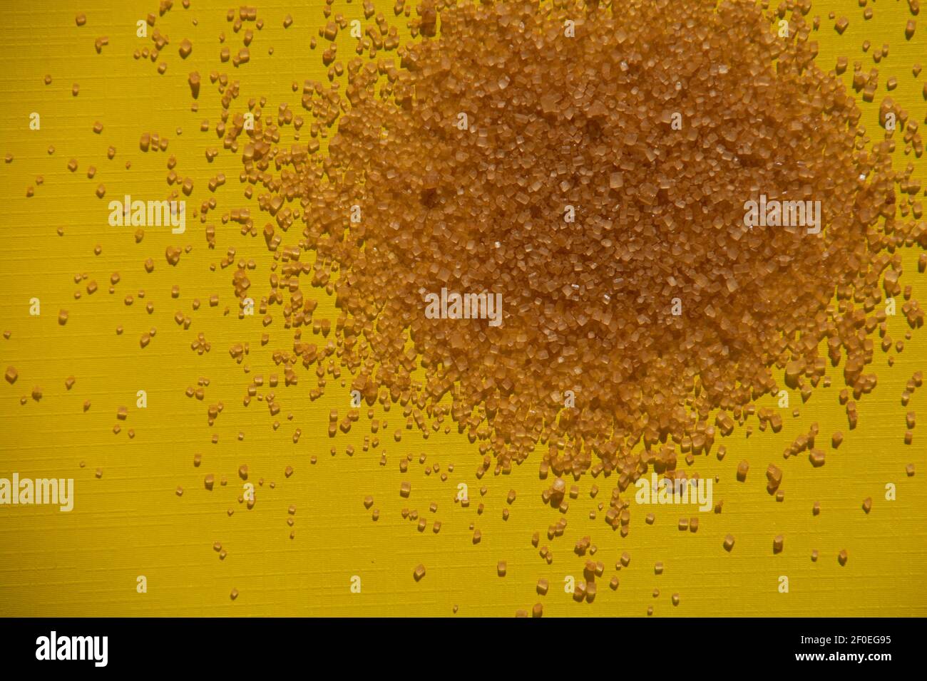 Dettagli di primo piano dei cubetti di zucchero marrone dorato assomiglia a. sole Foto Stock