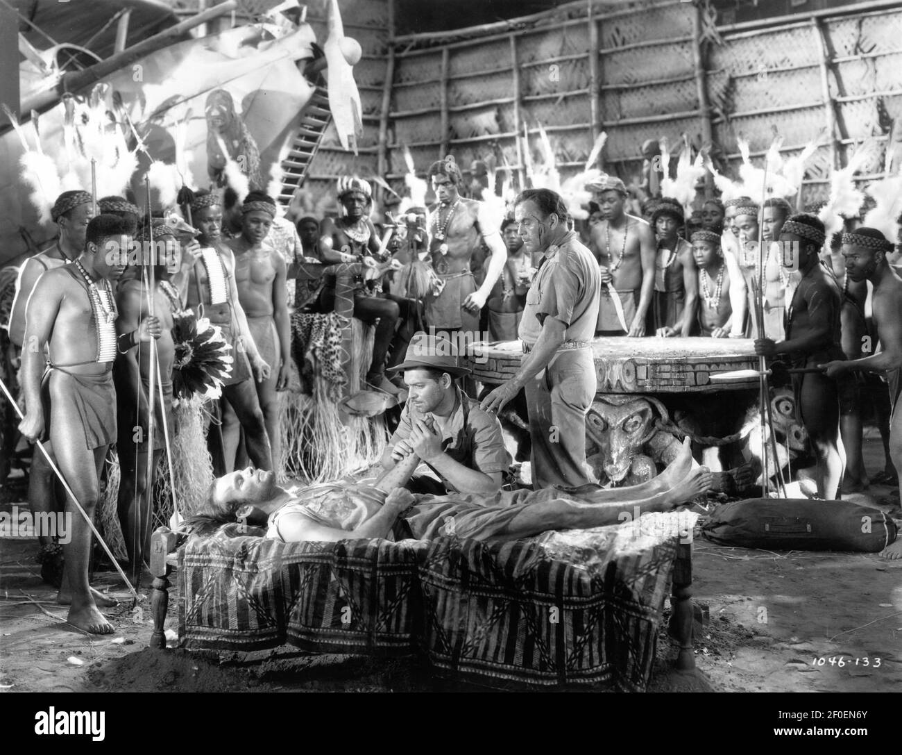 CLARK GABLE e LEO CARRILLO con ''Amazon nativi'' anche in CALDO PER GESTIRE 1938 director JACK CONWAY basato su un Storia di Laurence Stallings e John Lee, sceneggiatura di Len Hammond Mahin guardaroba Dolly Tree music Franz Waxman produttore Lawrence Weingarten Metro Goldwyn Mayer Foto Stock