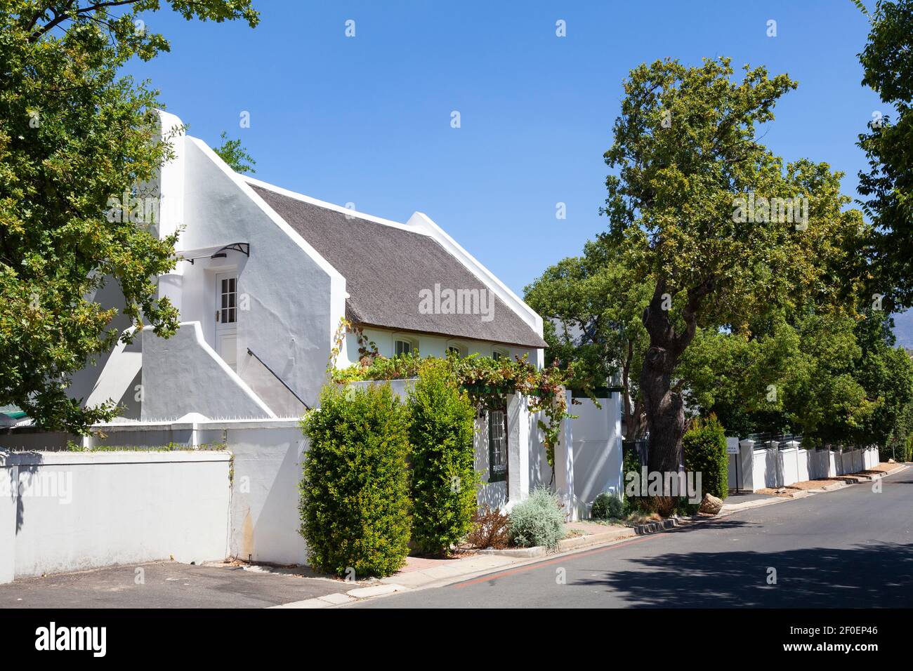 Pittoresco cottage in stile olandese dipinto di bianco, Franschhoek, Western Cape Winelands, Western Cape, Sud Africa Foto Stock