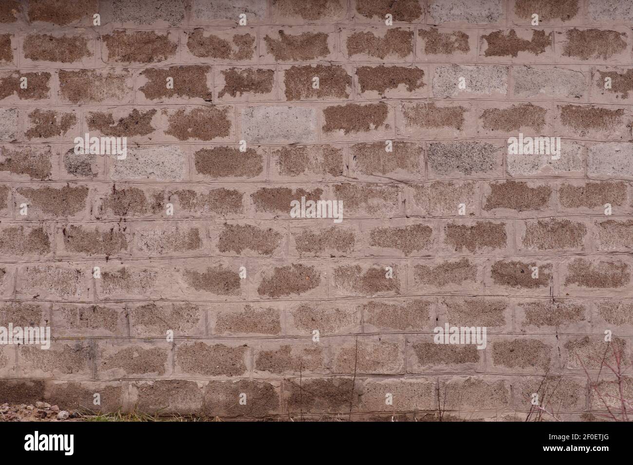 Muro di mattoni fatto di cenere block. Grosso modo fatto. Foto Stock