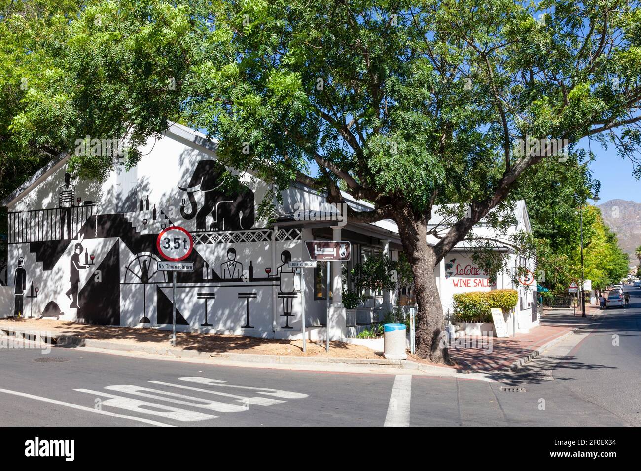La cotte Inn, Franschhoek Wines, Franschhoek, Western Cape Winelands, Western Cape, Sudafrica con caratteristici murales in bianco e nero Foto Stock