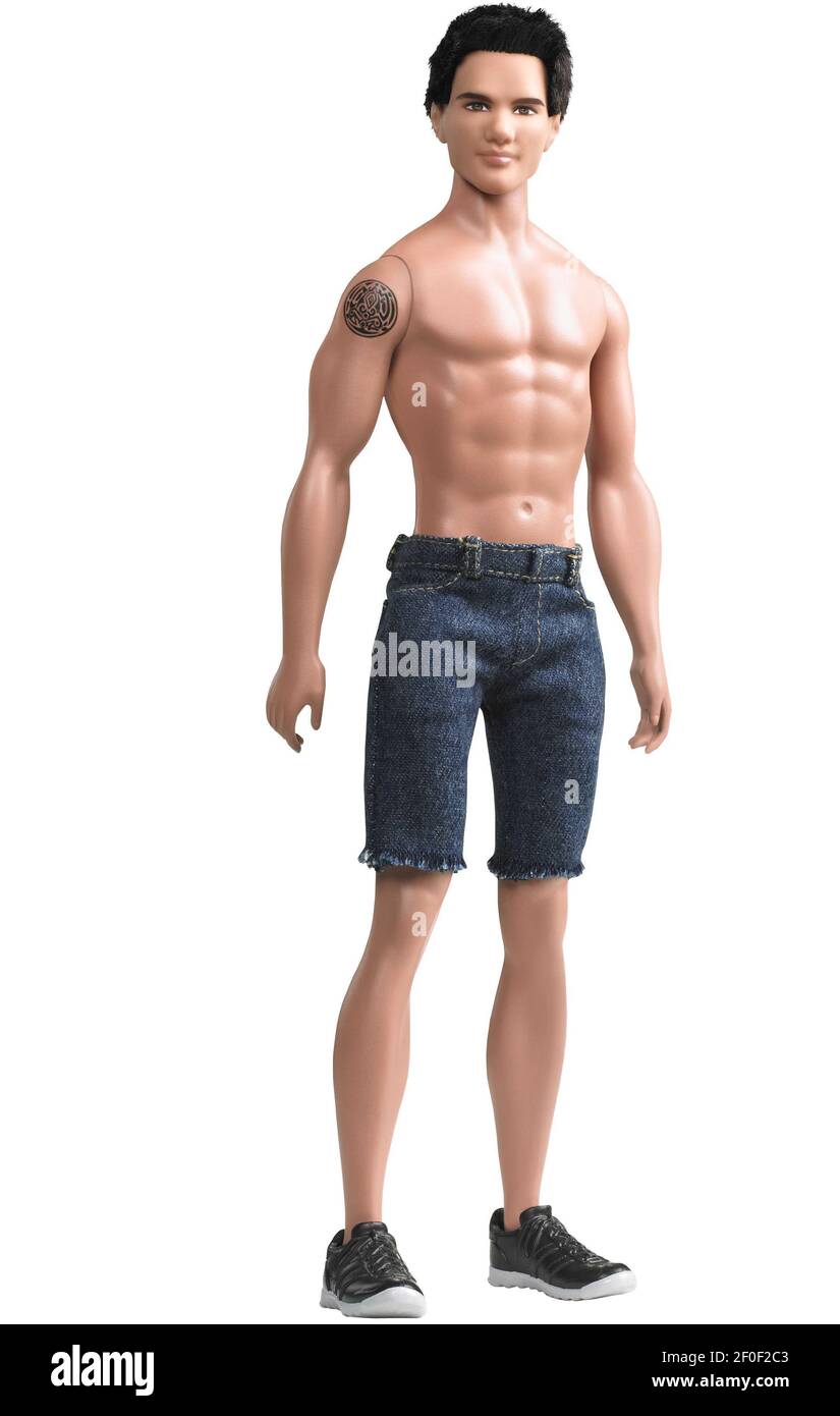 Mattel ha pubblicato una serie di bambole Barbie ispirate ai film Twilight.  I Twilight Barbies, visti qui nelle foto rilasciate da Mattel, includono  Jacob Black interpretato da Taylor Lautner (nella foto), Bella