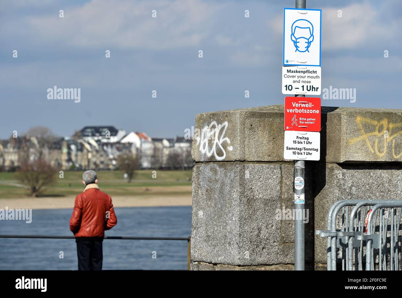 Duesseldorf, Germania. 07 marzo 2021. "No dwelling zone - Please Move on" è scritto su un cartello rosso accanto ad altri cartelli appostato a un lampione a causa della pandemia di Corona. A partire da lunedì 8 marzo 2021, musei, gallerie, castelli e giardini zoologici potranno riaprirsi, a seconda delle condizioni. I visitatori devono fissare un appuntamento in anticipo e indossare una maschera medica al chiuso. Credit: Caroline Seidel/dpa/Alamy Live News Foto Stock