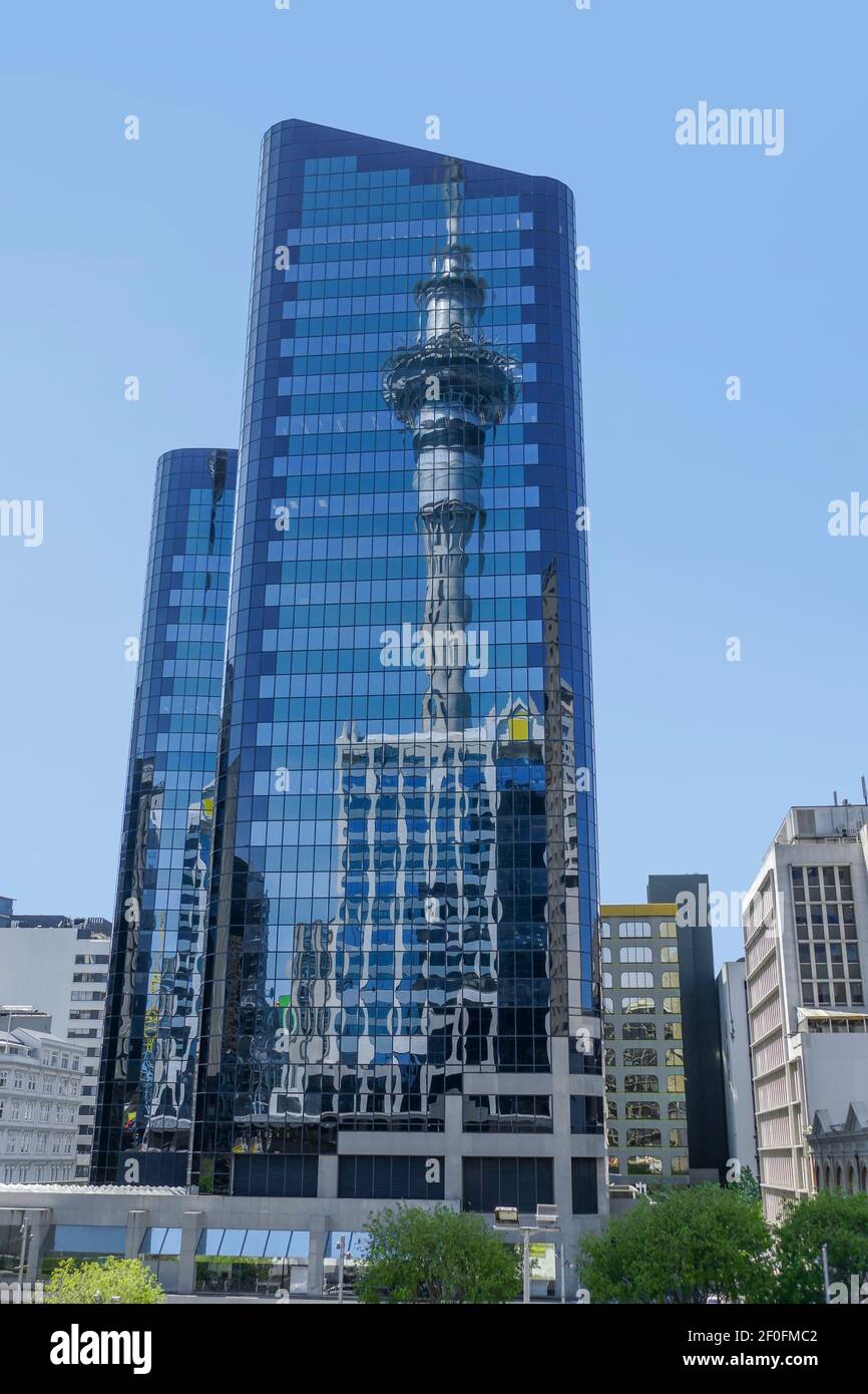 Sky Tower che si specchiano in un grattacielo ad Auckland, una grande città nell'Isola del Nord della Nuova Zelanda Foto Stock