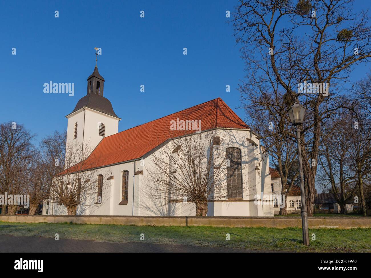 Duisburg - Vista alla chiesa del villaggio da parte ed evangelico dal 1560, originariamente dedicato a Saint Martin, Nord Reno Westfalia, Germania, 07.03 Foto Stock