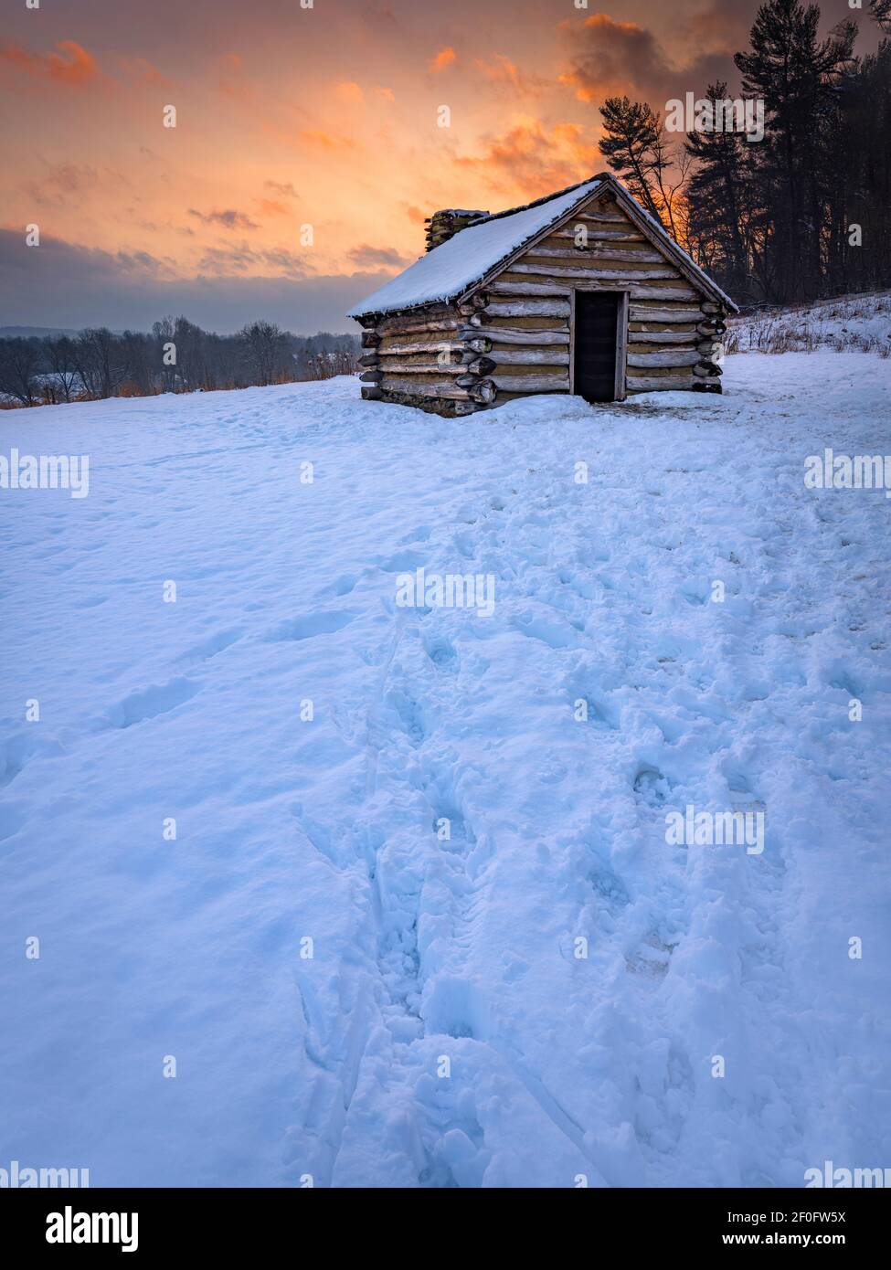 Capanne di tronchi nella neve invernale, Valley Forge National Park Foto Stock