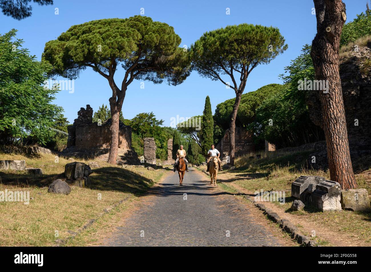 Roma. Italia. Passeggiate a cavallo sulla Via Appia Antica. Foto Stock
