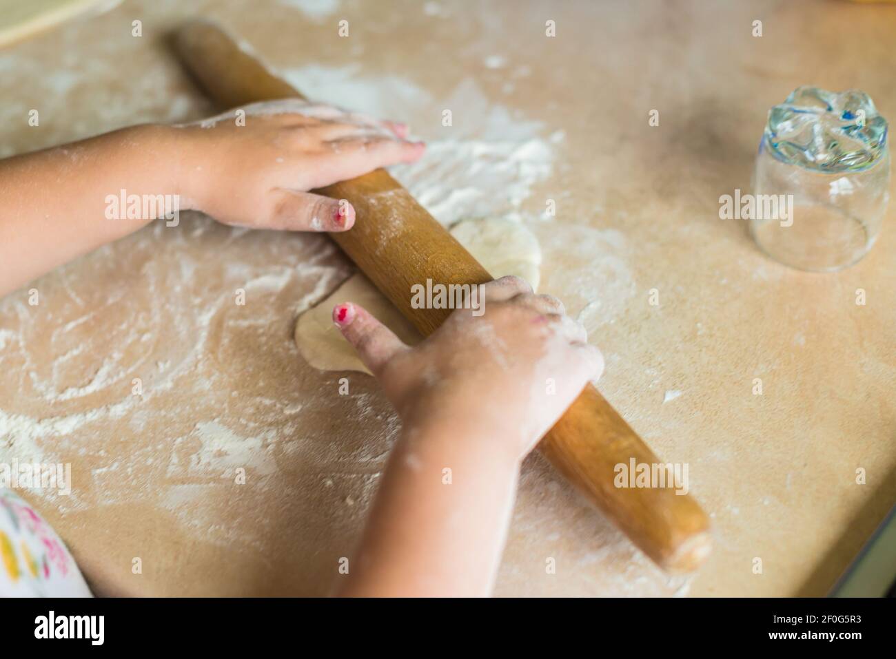 I bambini con le mani in mano azienda mattarello Foto Stock