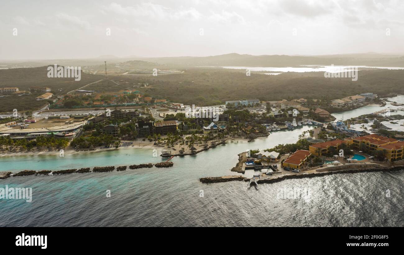 Vista aerea sul paesaggio di Curacao, Caraibi con oceano e costa vicino Willemstad Foto Stock