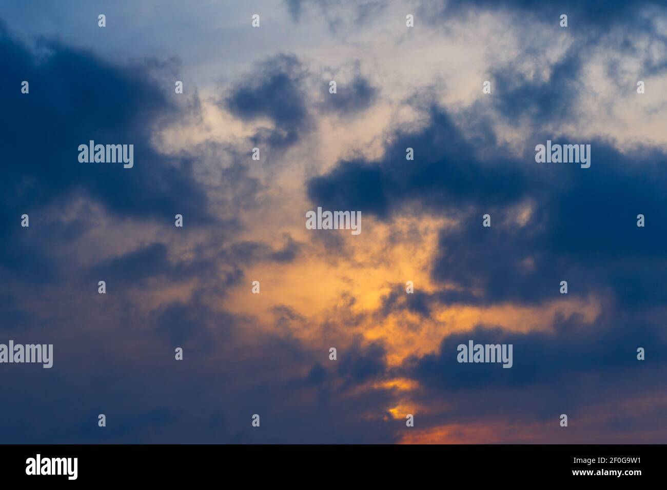 Multi colore di nuvola e cielo al tramonto Foto Stock
