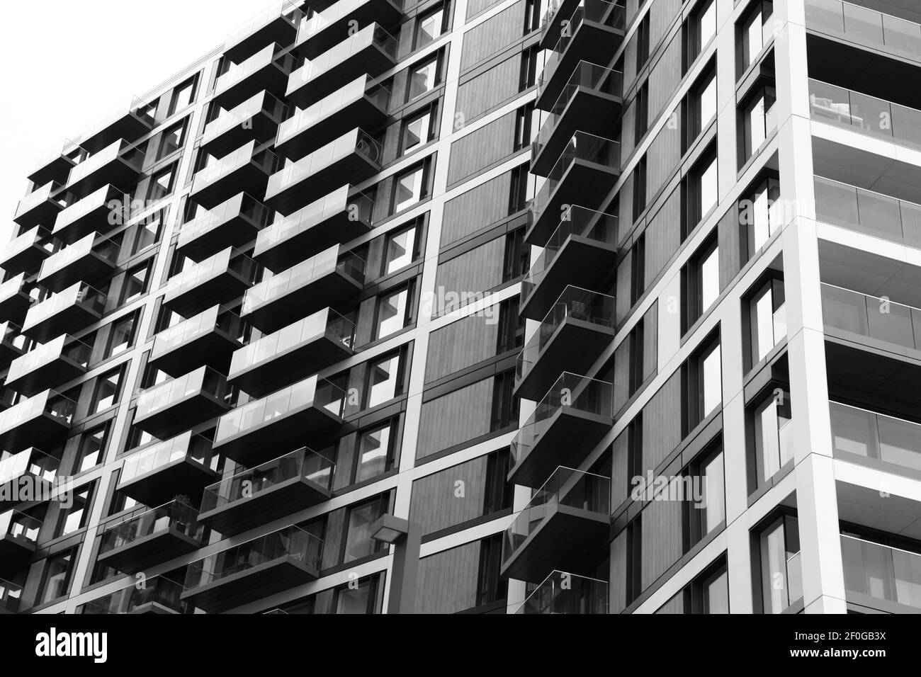 Moderno blocco di appartamenti con balconi Foto Stock