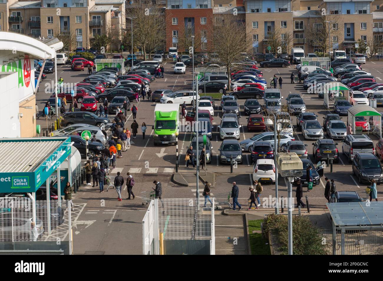 Wembley Park, Londra, Regno Unito. 7 marzo 2021. Le code dei supermercati ad Asda a Wembley sono ritornate questo fine settimana prima della riapertura delle scuole di lunedì. La variante sudafricana del coronavirus è stata rilevata in North Wembley all'inizio di questa settimana e i supermercati ancora una volta limitano il numero di acquirenti che entrano nel negozio. Amanda Rose/Alamy Live News Foto Stock