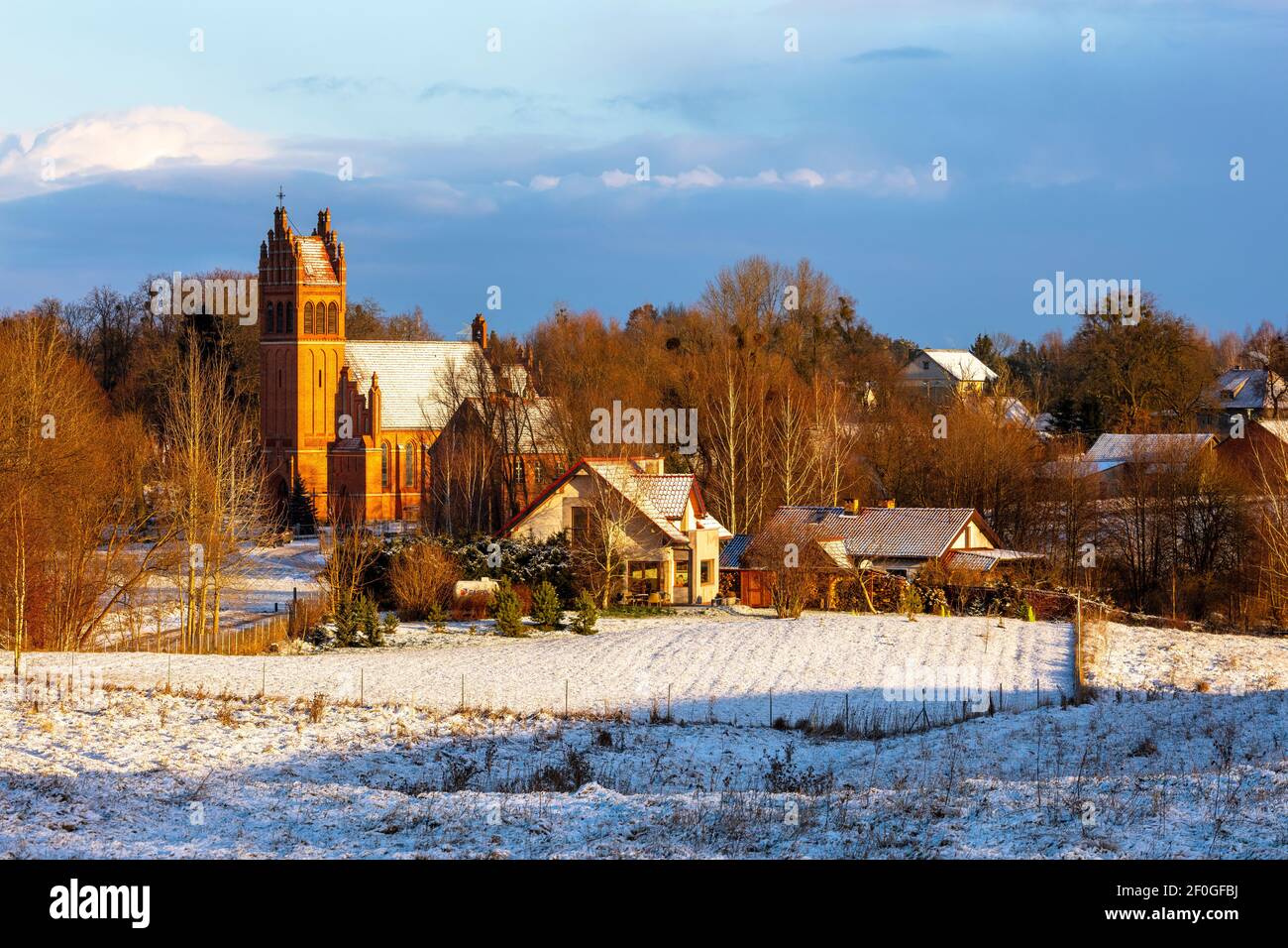 Il villaggio di Gilawy, panorama del villaggio con la chiesa, Warmia e Masuria, Polonia Foto Stock