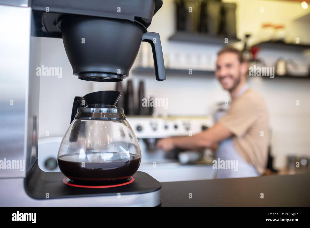 Macchina per il caffè con caraffa di vetro sul bancone Foto Stock