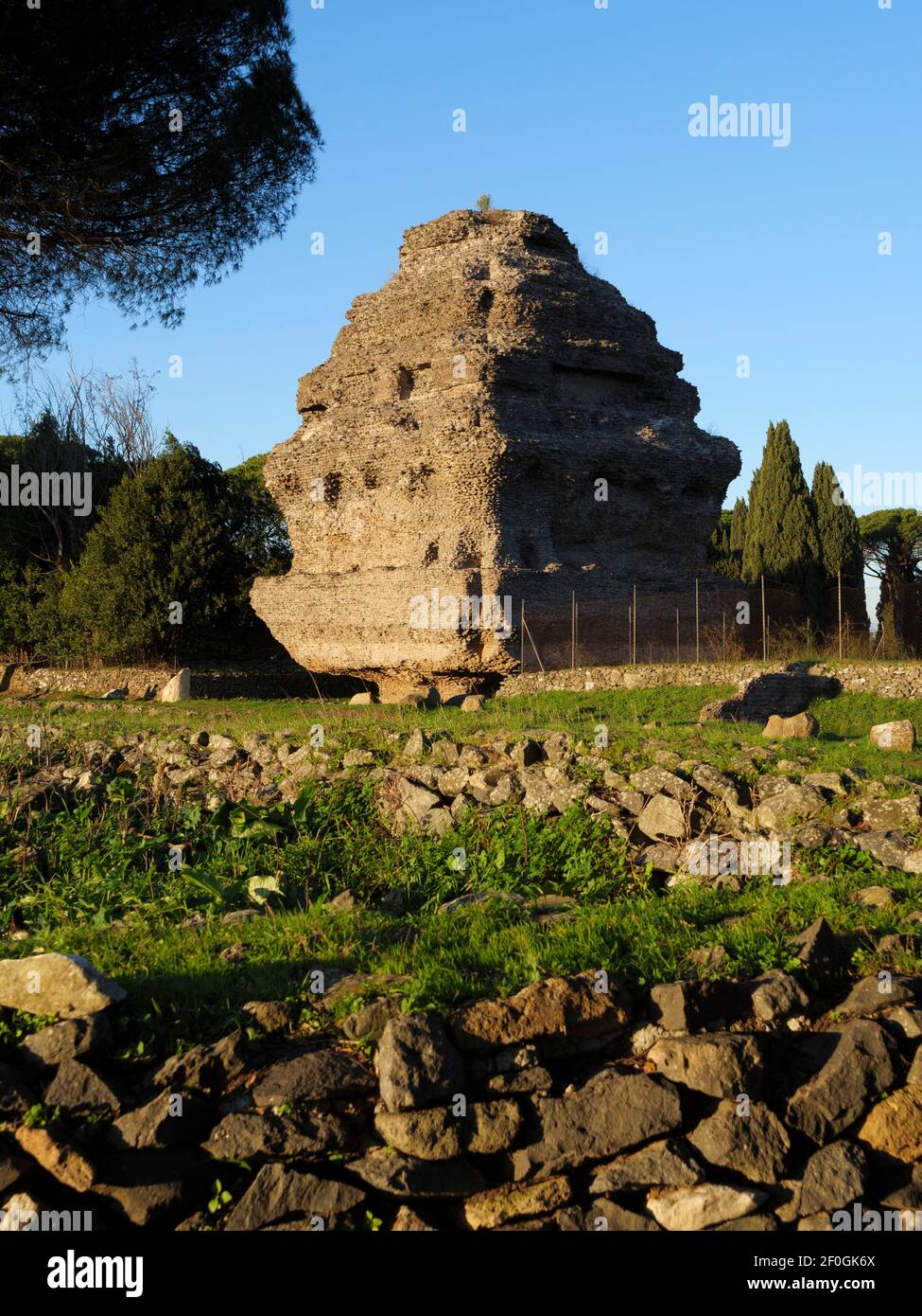 Roma. Italia. Via Appia Antica, il cosiddetto Mausoleo della Piramide, ora spogliato del suo originale rivestimento e decorazione marmorea, attribuì la via Appia Antica Foto Stock