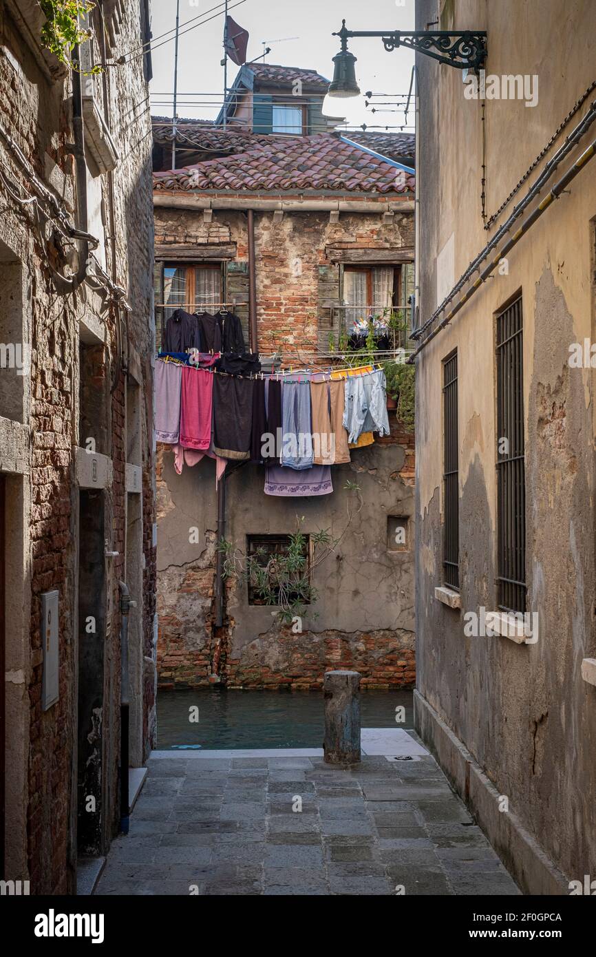 Venezia, Italia. Le facciate sminuzzate di Venezia, con la lavanderia che pende ad asciugare Foto Stock